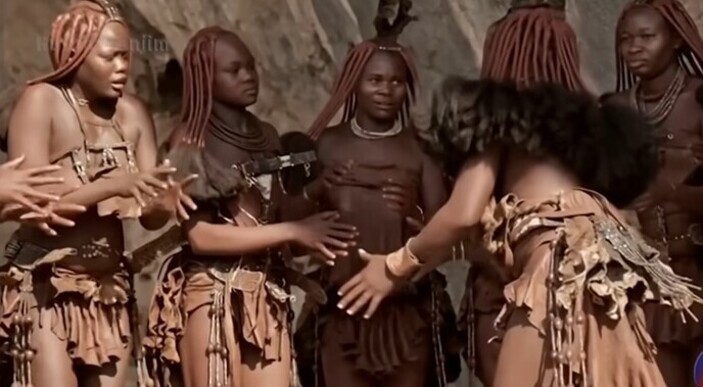 Suku Himba, tidak pernah mandi hingga menawari istri ke tamu.