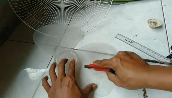 Memotong sepertiga bagian bawah baling-baling