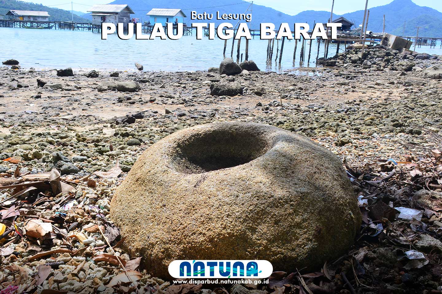 batu lesung di pinggir pantai
