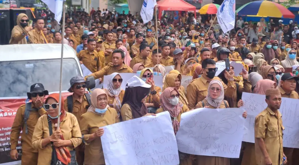 Ratusan Aparat Desa di Kabupaten Gorontalo Gelar Aksi Tuntut Gaji Tertunda (Arfandi Ibrahim/Liputan6.com)