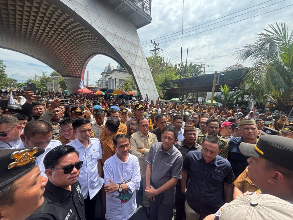Aksi demo aparat desa di kabupaten Gorontalo yang menuntut gaji tiga bulan belum dibayarkan. (F:istimewa).