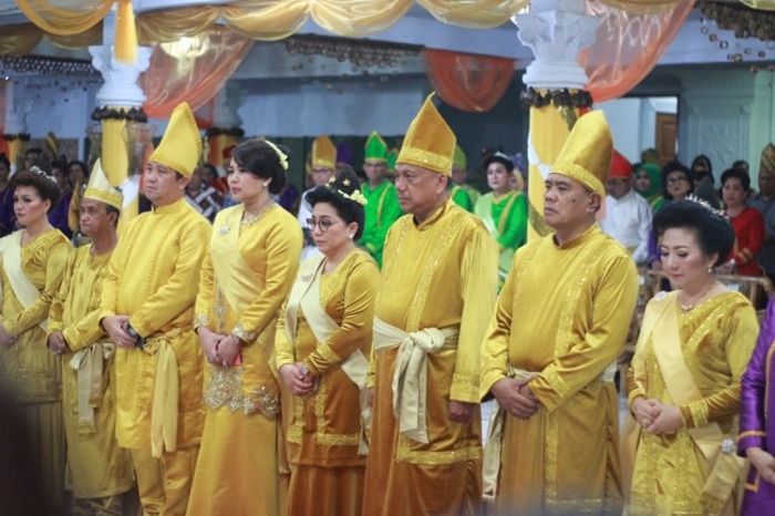 beberapa orang sedang menggunakan pakaian adat sangihe talaud