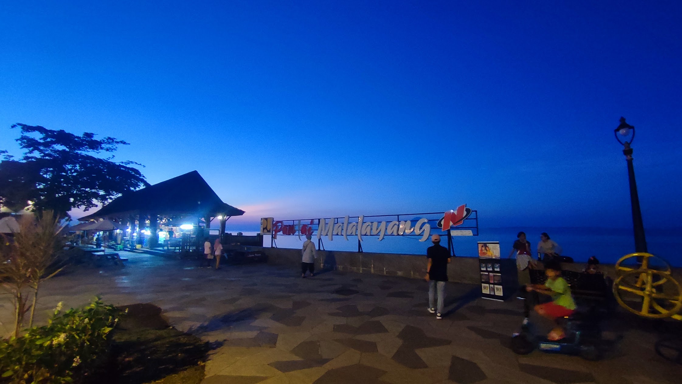 pemandangan di malalayang beach walk
