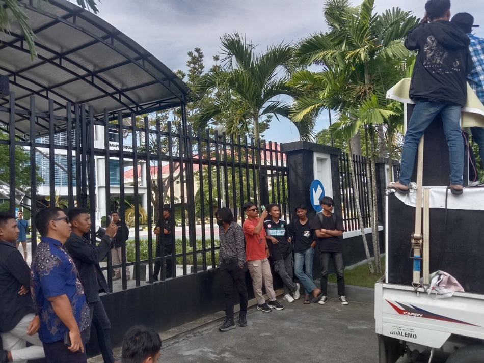 aksi demo mahasiswa di geudng BPK perwakilan Gorontalo. (F:ist)