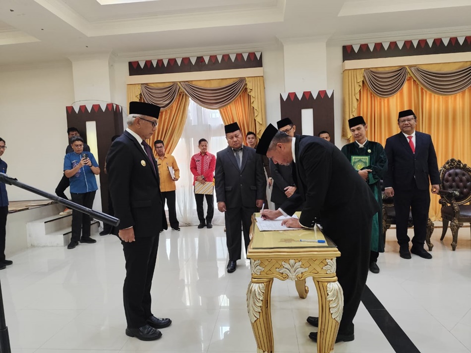 Pj. Gubernur Gorontalo menyaksikan penandatanganan berita acara pelantikan oleh Kepala Badan Kepegawaian Daerah (BKD) yang baru, Rifli Katili, di rumah jabatan Gubernur,(F:Ryian)