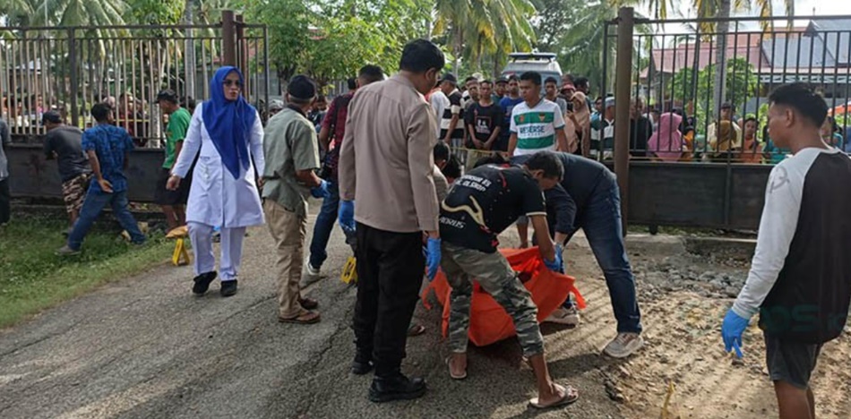 Aparat Kepolisian bersama warga saat mengevakuasi jasad seorang pria yang ditemukan tak bernyawa di depan SDIT Permata Umat Isimu, Kecamatan Tibawa, Kabupaten Gorontalo, (F:hms-Pol)