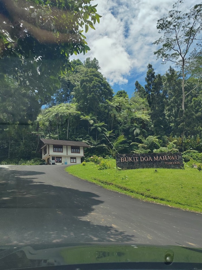 pintu masuk wisata bukit doa mahawu