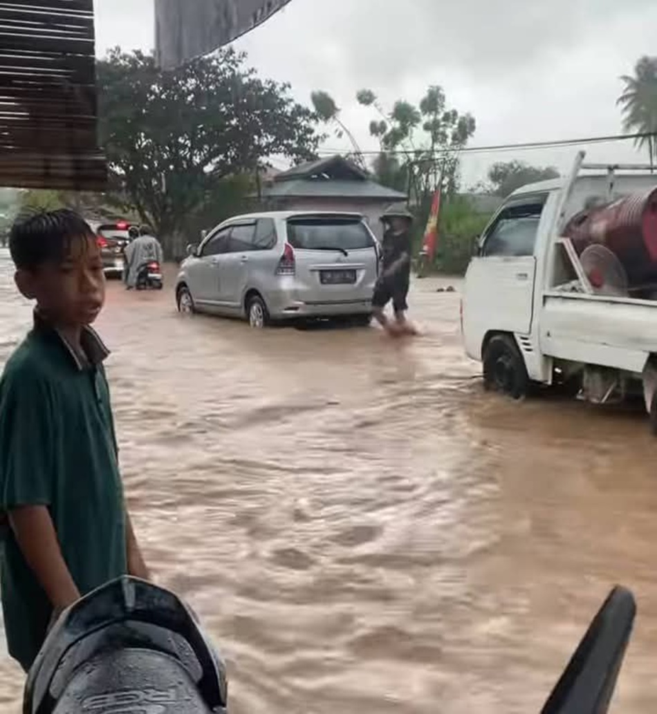 Suasana banjir yang menghantam wilayah Kecamatan Paguat dan Dengilo Kabupaten Pohuwato (F:FB)