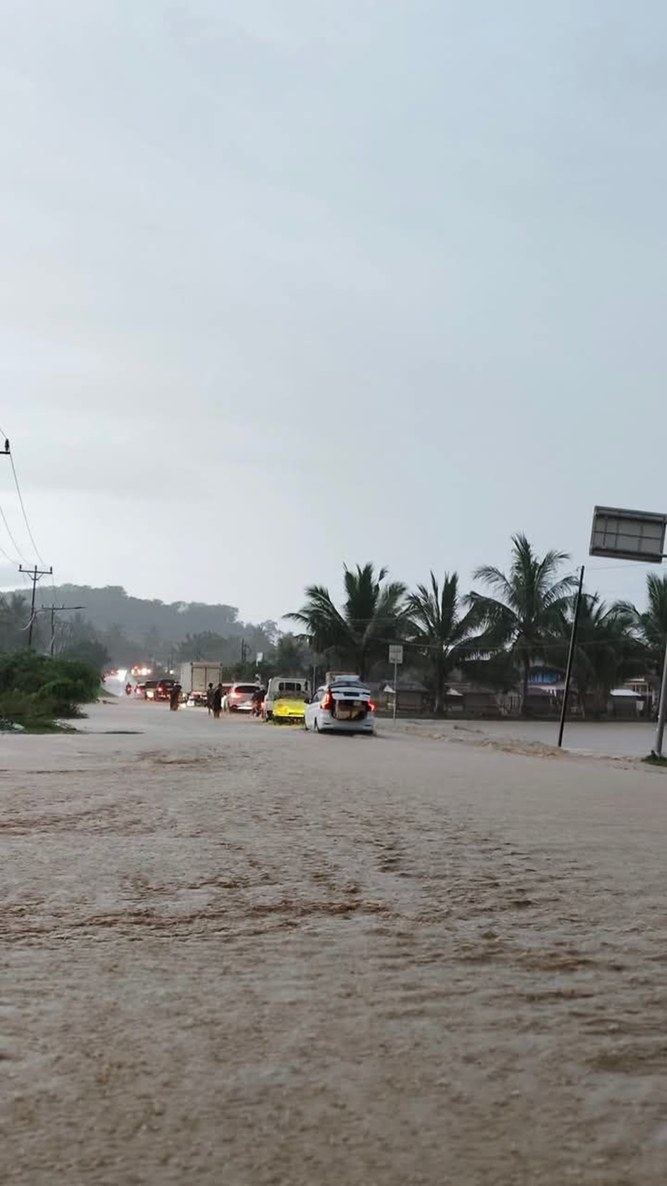 Suasana banjir bandang saat menghantam wilayah Paguat Kabupaten Pohuwato. (F:Ist)