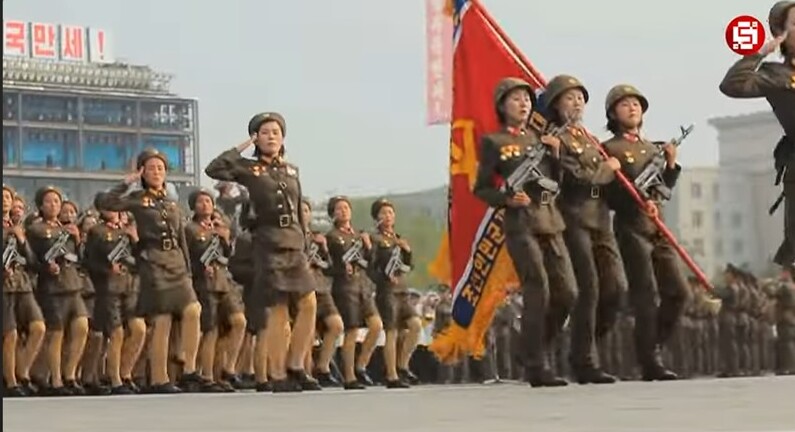 Di balik citra tangguh ini, tersembunyi kisah pilu yang dialami oleh tentara wanita Korea Utara.