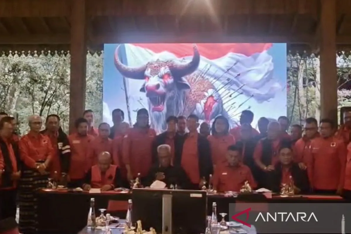 Ketua Bidang Kehormatan DPP PDI Perjuangan Komarudin Watubun membacakan surat pemecatan Joko Widodo, Gibran Rakabuming Raka, dan Muhammad Bobby Afif Nasution sebagai kader PDIP.