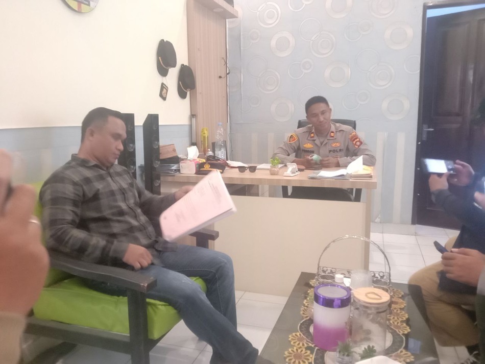 Kapolsek Kabila Bone, Iptu Verron Baiku saat di temui awak media diruang kerjanya. (F:ist)
