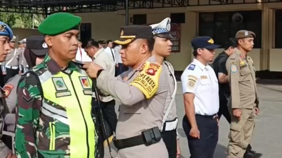 Kapolresta Gorontalo Kota Kombespol Dr. Ade Permana, S.IK.,MH pimpin Apel gelar pasukan Operasi Lilin Otanaha 2024 di halaman Mapolresta Gorontalo. (F:hms-Pol)