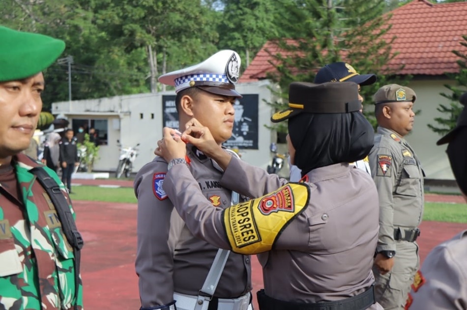 Wakapolres Bone Bolango Kompol Karsum Ahmad, SH pimpin  Apel Gelar Pasukan Operasi Lilin Otanaha 2024. (F:hms-Pol)