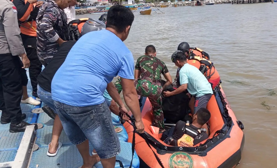 Tim SAR gabungan saat evakuasi korban Meninggal Dunia usai Ttenggelam di Kawasan Pantai Pohon Cinta, Kecamatan Marisa. (foto:humas)