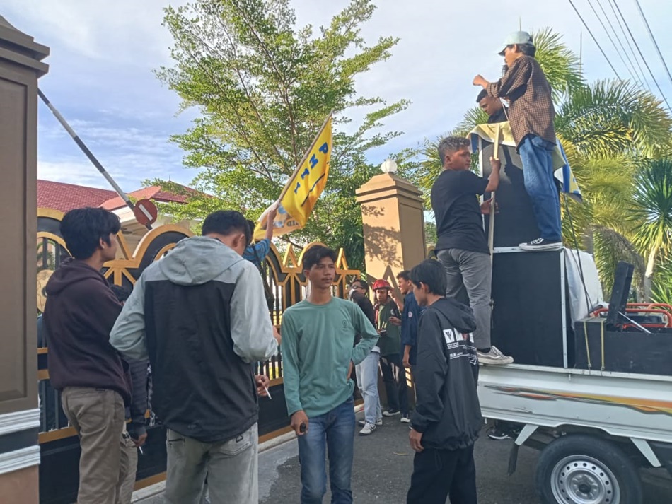 suasana demo mahasiswa di pengadilan tinggi (F:ist)