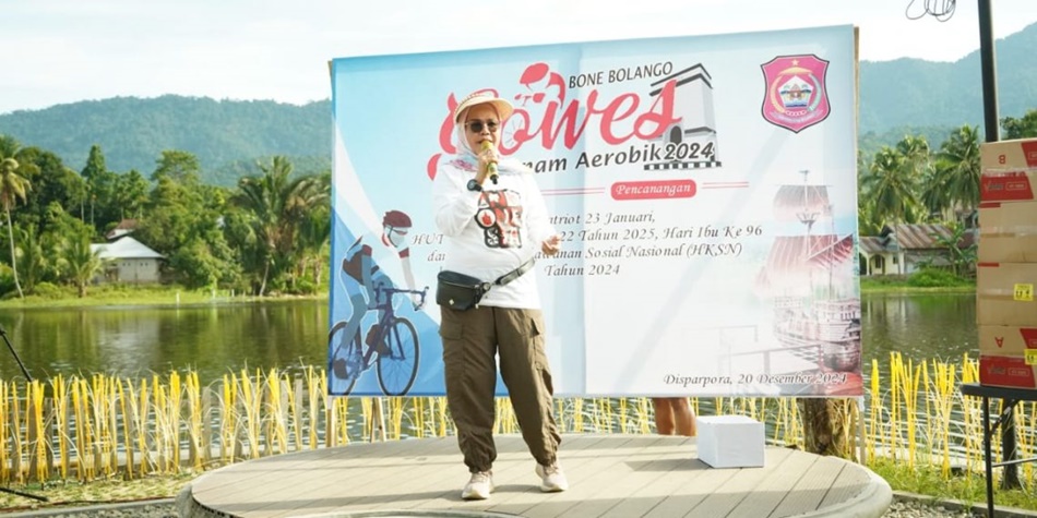 Bupati Merlan S. Uloli saat memberikan sambutan pada Pencanangan Ragam Kegiatan menyambut Hari Patriotik dan HUT Bone Bolango ke-22 di Danau Perintis Suwawa. (Foto Onal/Prokopim)