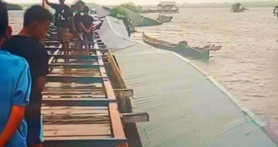 Kondisi jembatan   di Trososiaje yang ambruk dterjang angin (F;istimewa)