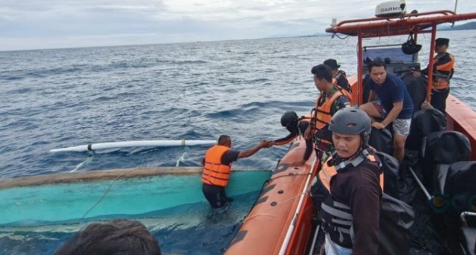 Tim SAR saat menyelamatkan nelayan yang perahunya terbalik diterjang angin kencang.(F:Tim SAR)