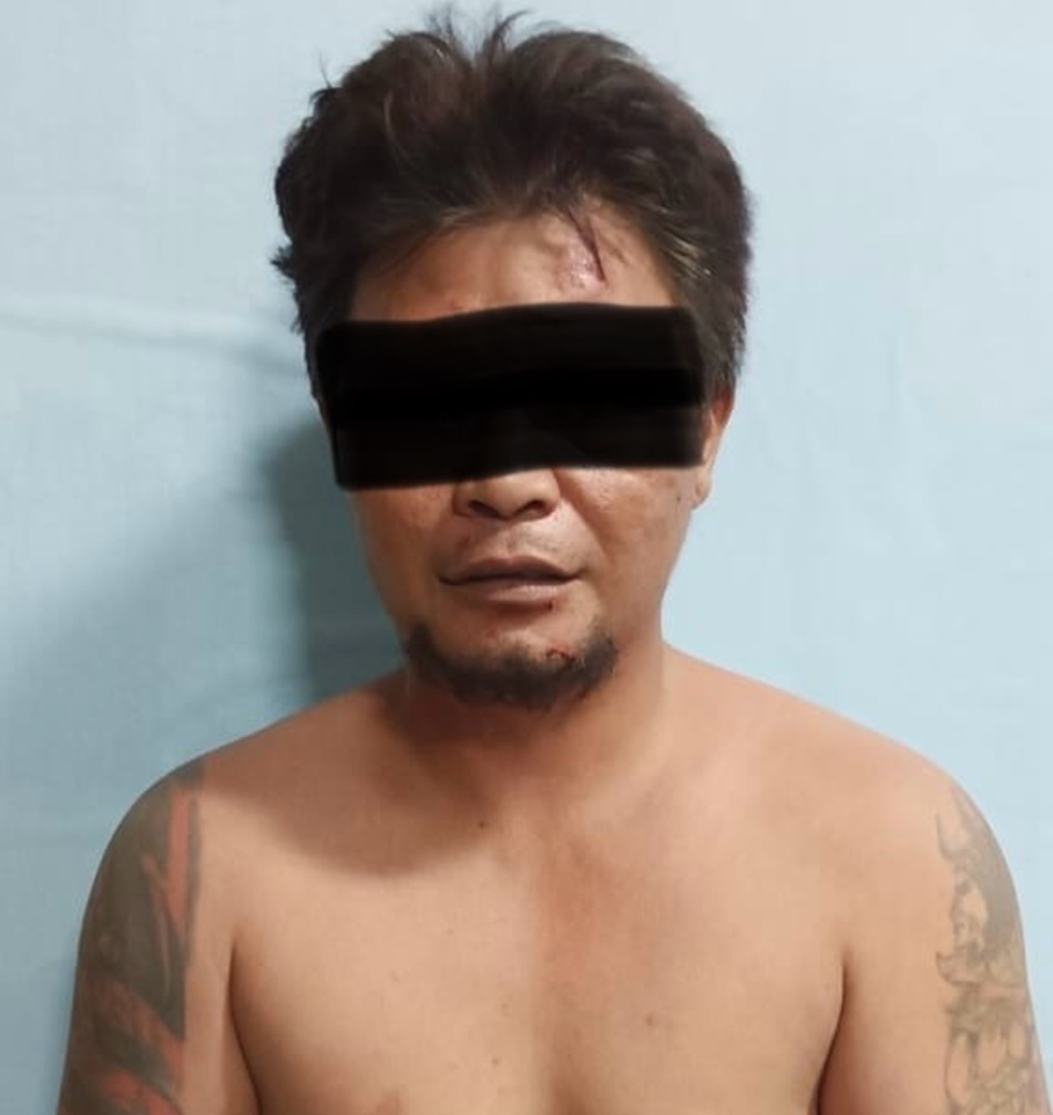 Pelaku penganiyaan saat diamankan aparat kepolisian Polda Gorontalo (F;hms-Pol)