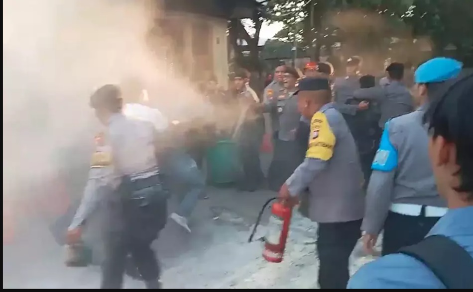 suasana demo ysaat aparat kepolisian memadamkan api. (F:istimewa)