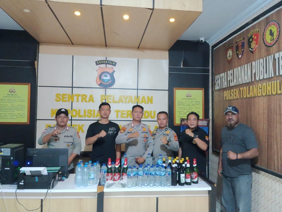 Puluhan botol miras yang berhasil disita aparat Polsek Tolangohula Polres Gorontalo .(F:hms-Pol)
