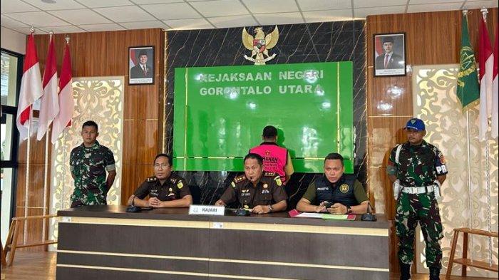 kejari Goorut saat menetapkan sekretaris Dispora sebagai tersangka. (FHumas)