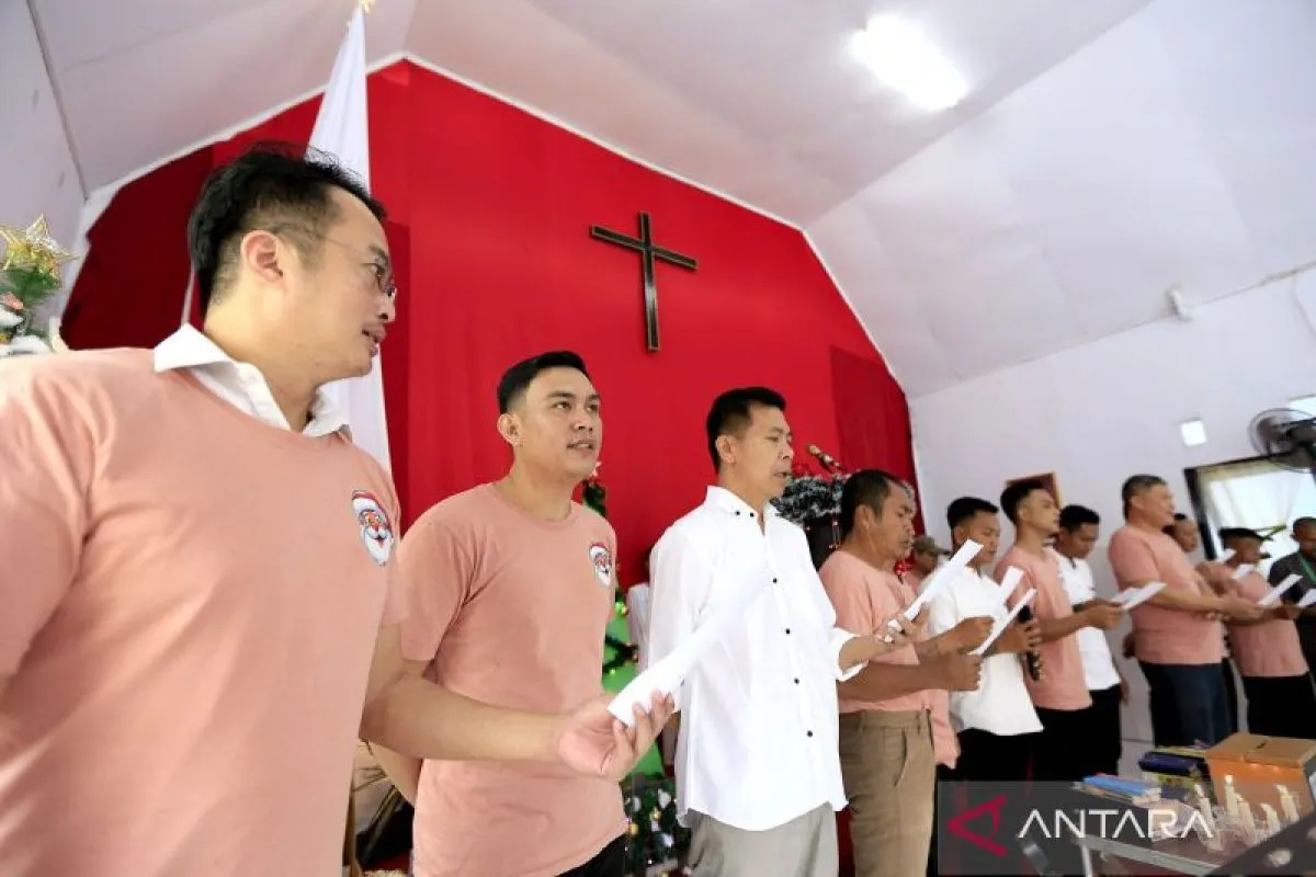 Warga binaan pemasyarakatan mengikuti ibadah Natal di gereja dalam Lembaga Pemasyarakatan (Lapas) Kelas IIA, Kota Gorontalo, Gorontalo, Rabu (25/12/2024).