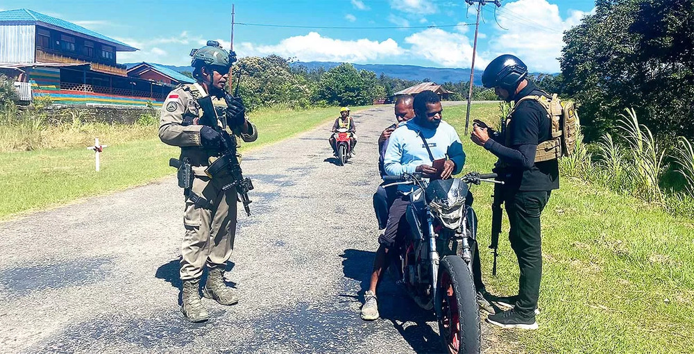 ILUSTRASI. Satgas Damai Cartenz menggelar patroli dan razia kendaraan di titik rawan OPM. (Satgas Damai Cartenz)