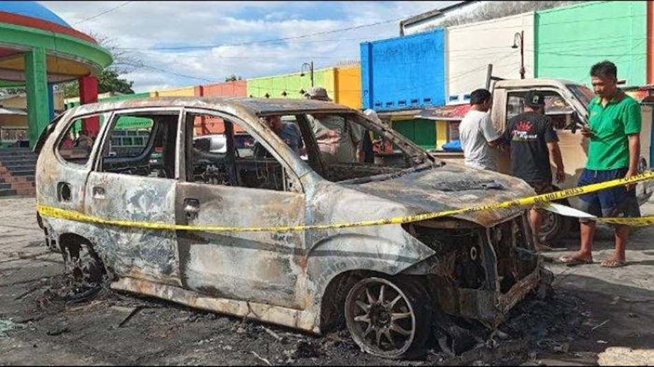 Dua armada pemadam kebakaran tiba di lokasi untuk mengendalikan api. Namun, mobil milik Uyun sudah tidak dapat diselamatkan.(F:ist)