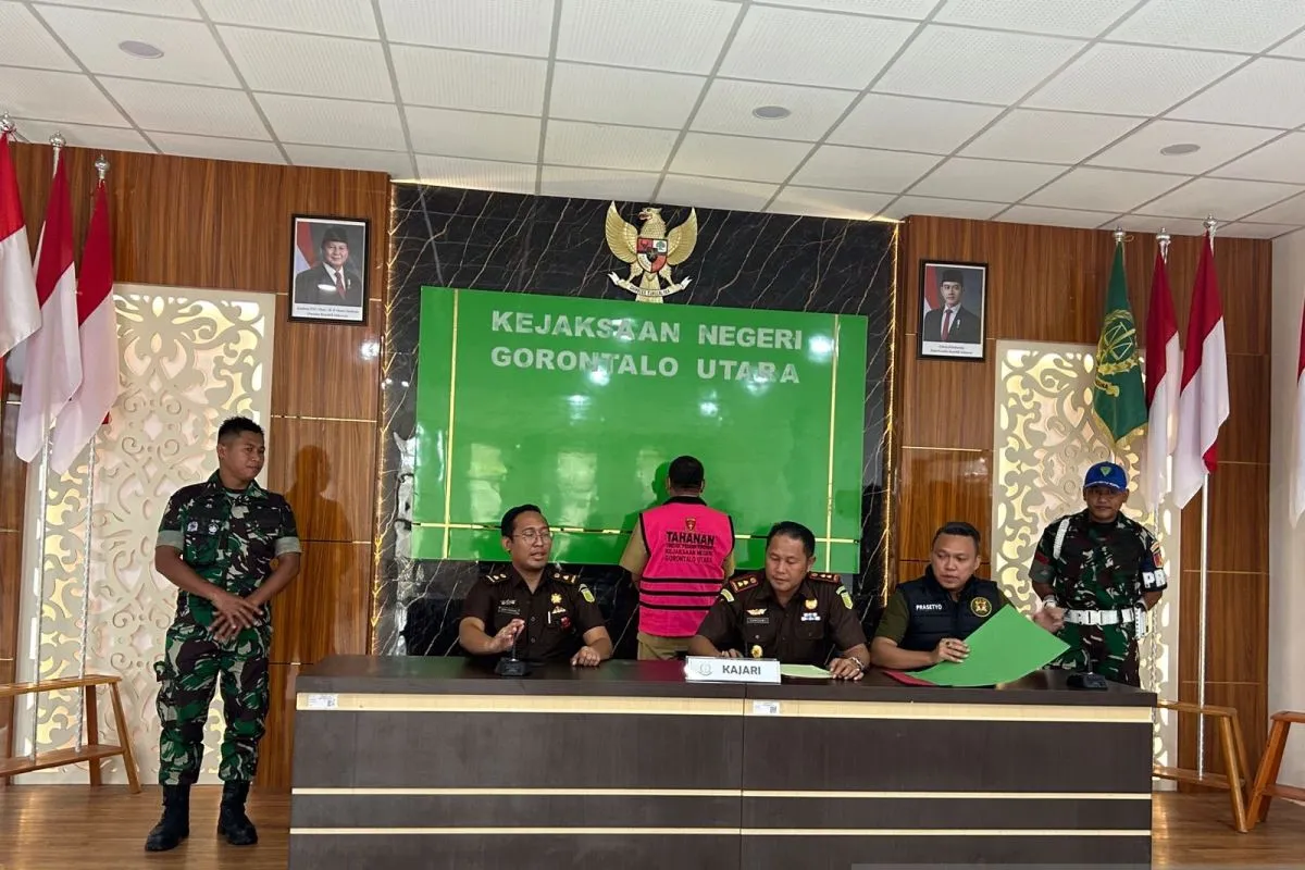 Kejari Gorontalo Utara menetapkan dan resmi menahan satu orang tersangka korupsi pembangunan Puskesmas Kwandang di wilayah setempat. (ANTARA/HO-Humas Kejari Gorontalo Utara)