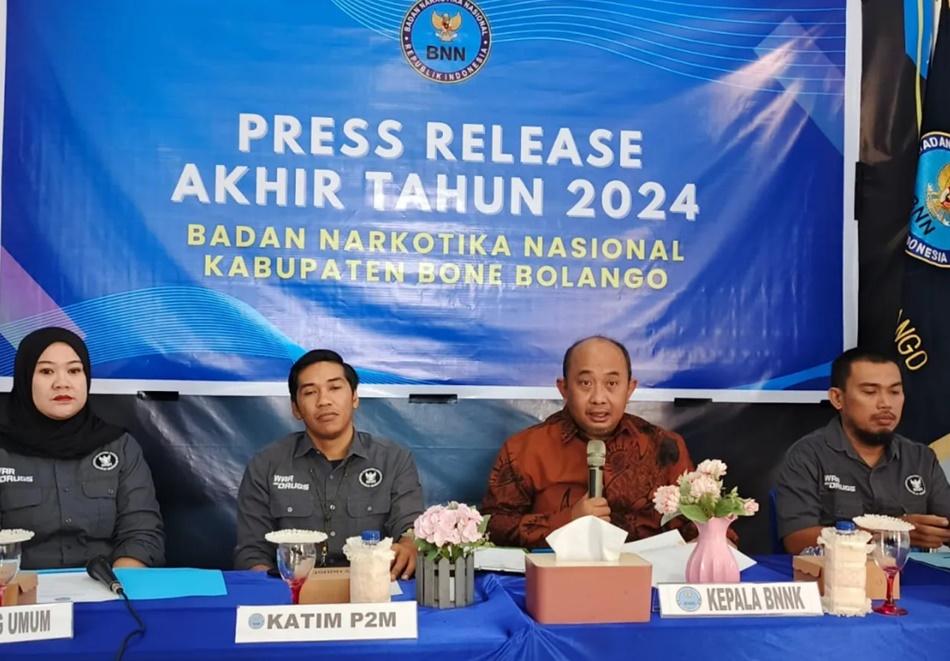 Kepala, BNNK Bone Bolango saat Menyampaikan Press, Release Akhir Tahun 2024, Jum
