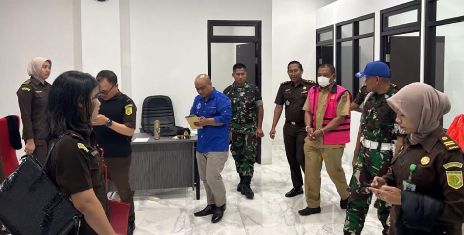 Moment Yamin Sahmin Lihawa ditetapkan sebagai tersangka dalam kasus korupsi proyek pembangunan puskesmas Kwandang. Foto: Kejari Gorut)