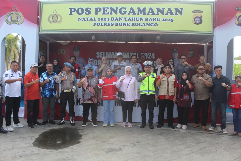 Bupati Merlan S. Uloli didampingi Pj Sekda Bone Bolango, Reflin Buata dan para Pimpinan OPD saat melakukan pemantauan Pos Pengamanan Natal dan Tahun Baru 2025. (Foto Yudi/Prokopim)