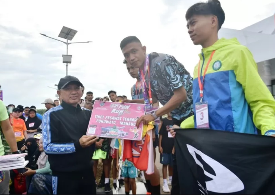 Bupati Saipul menyerahkan hadiah tiket gratis kepada pemenang Fun Run 5K Randangan.(F:Forkopim)