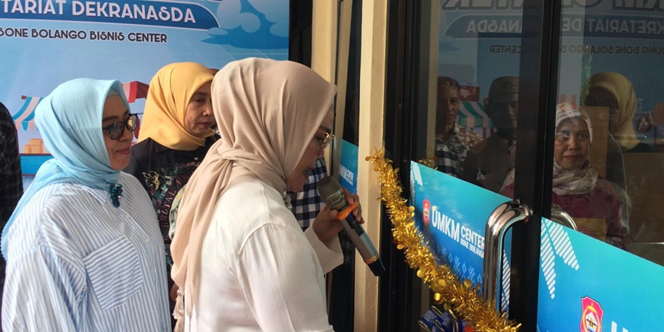 Bupati Merlan Uloli saat meresmikan pemanfaatan  UMKM Center Bone Bolango. (F;Forkopim).
