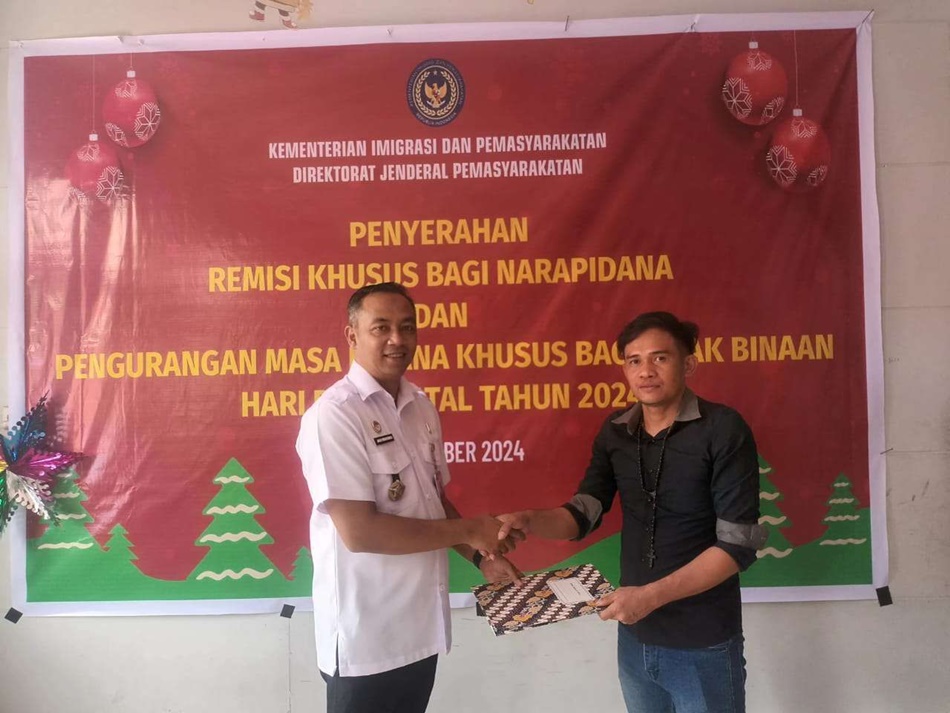 Salah satu Warga Binaan Lapas Pohuwato saat menerima remisi spesial natal 2024 - (Foto Dok.Lapas)