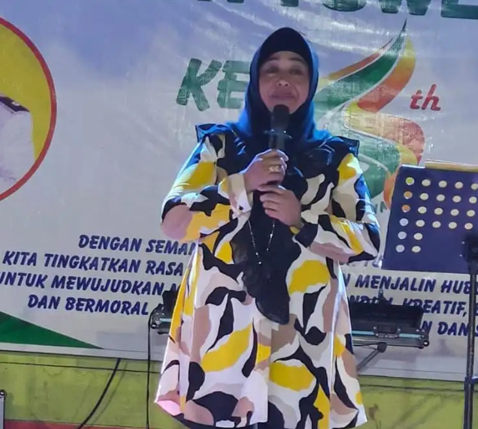 Wabup Suharsi Igirisa saat memberikan sambutan penutupan turnamen sepak bola HUT desa Tuweya (F:Forkopim).