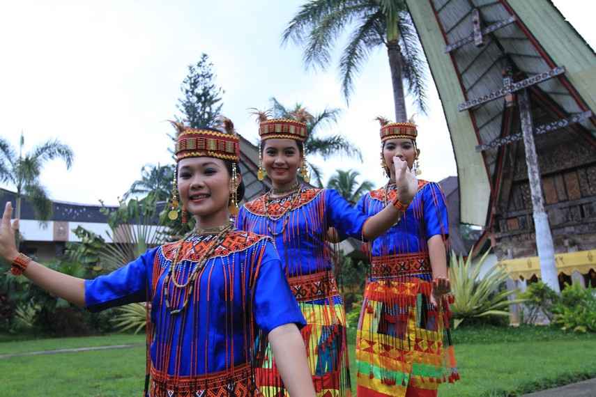 sedang menari tarian Pa