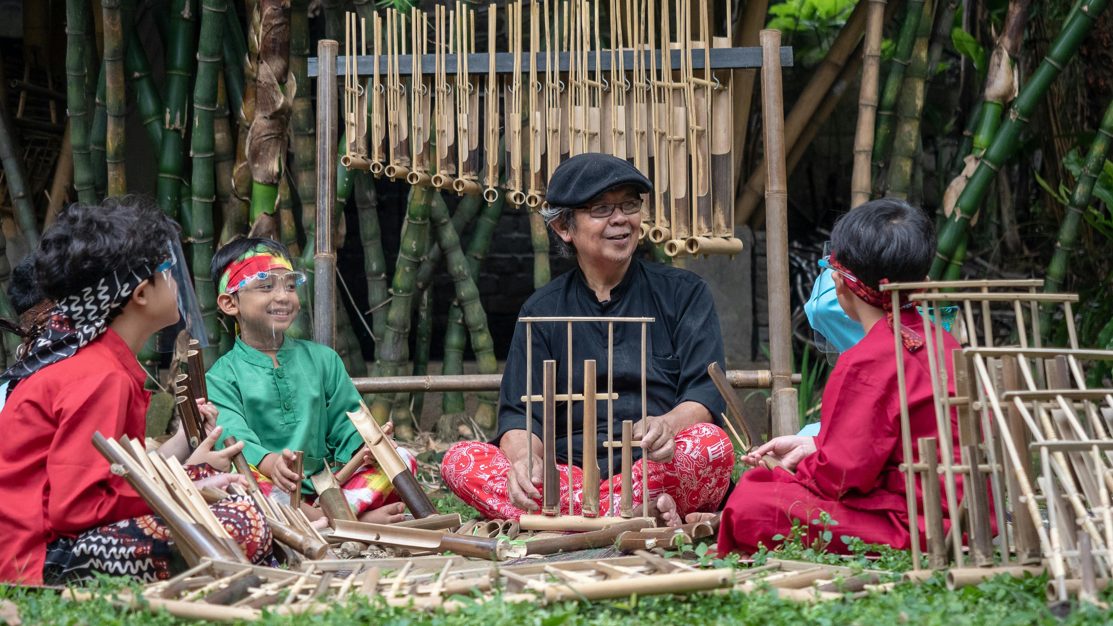 beberapa orang dan angklung