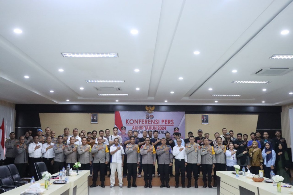 Polda Gorontalo menggelar konferensi pers akhir tahun untuk memaparkan refleksi kinerja sepanjang 2024. Bertempat di Aula Dit Lantas Polda Gorontalo. (F:hms-Pol)