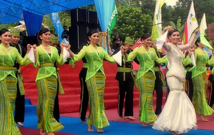 sedang melakukan tarian maengket