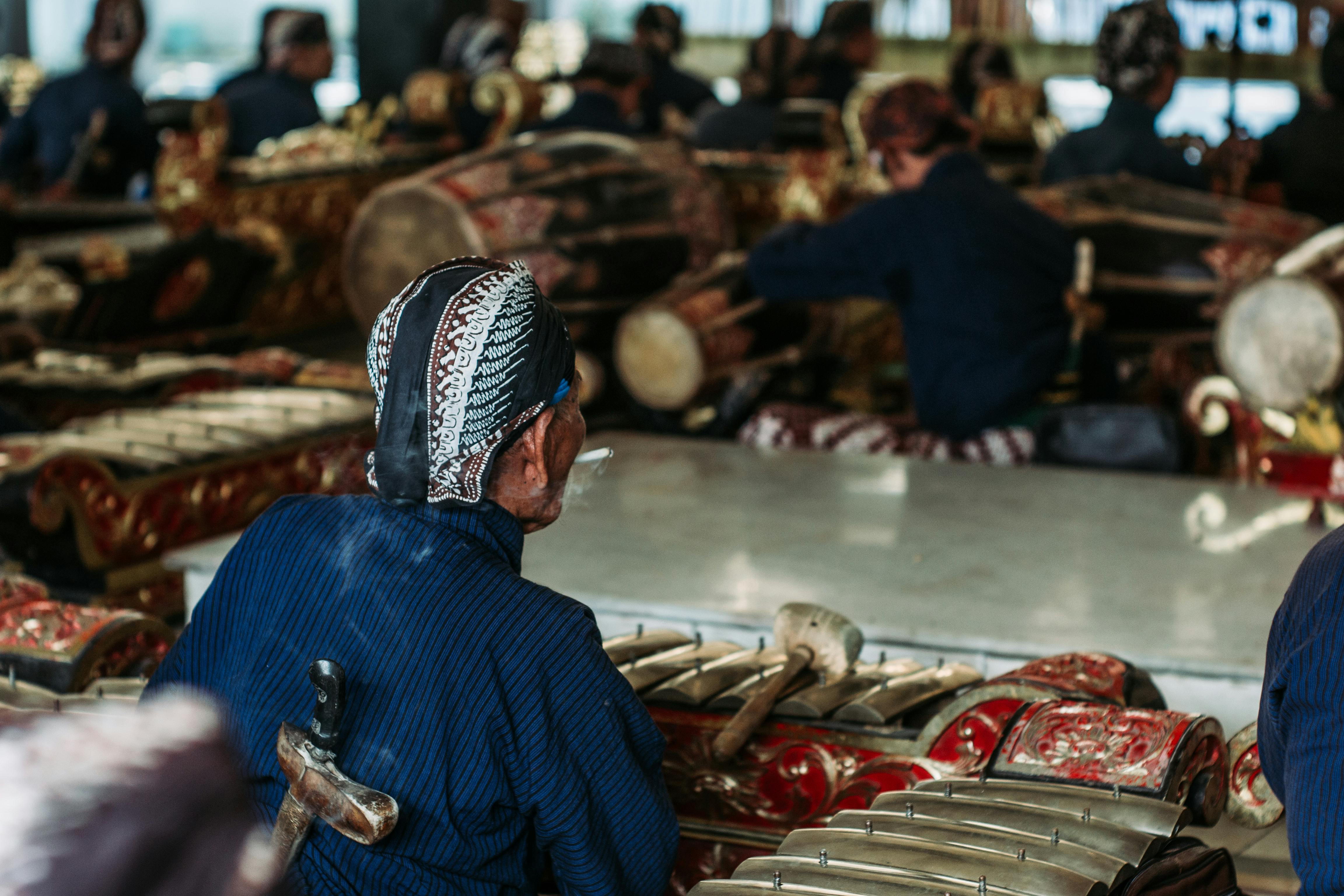 ilustrasi sedang memainkan gamelan