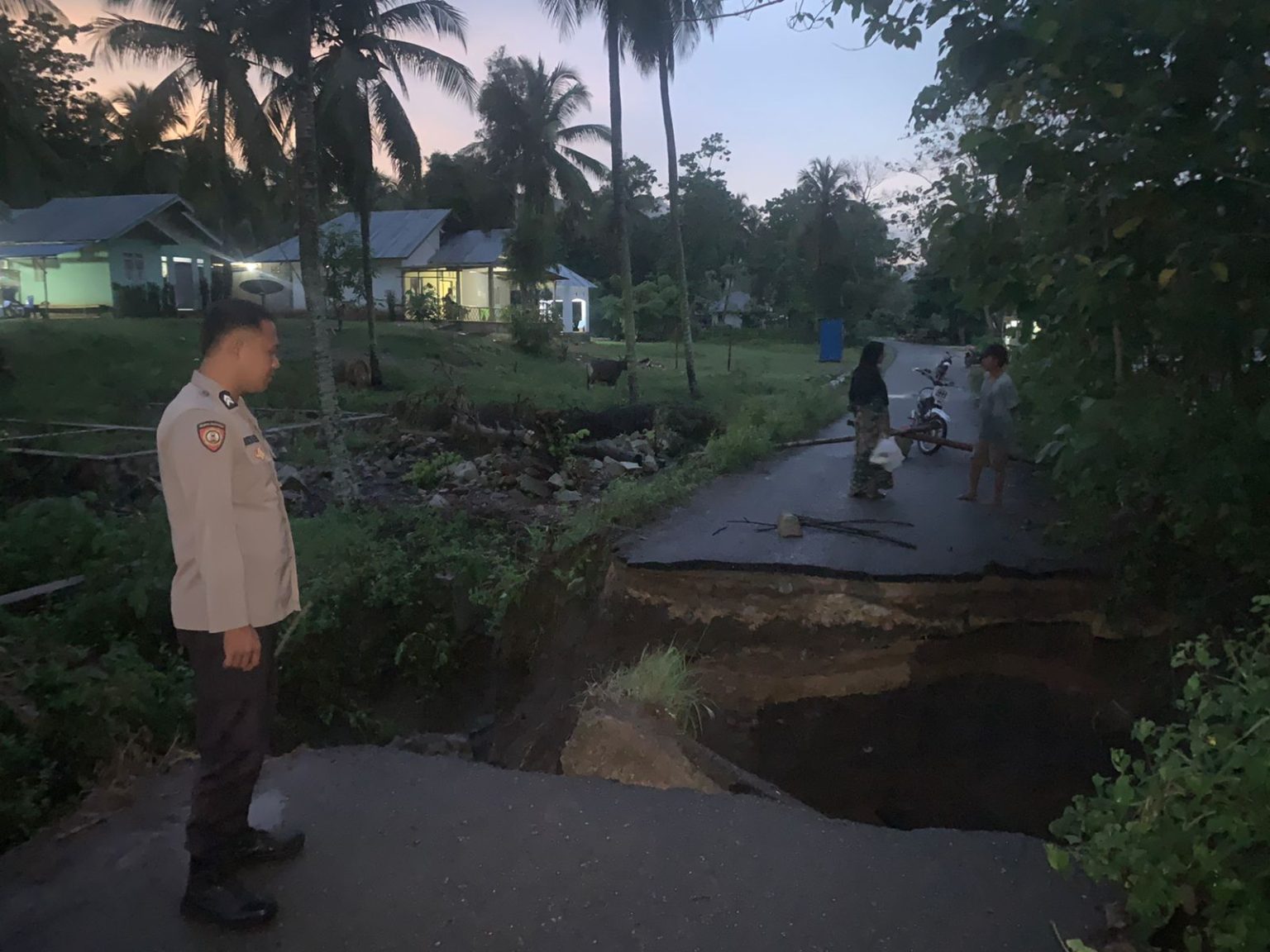 Jalan penghubung dua Desa yakni Desa Buhu dan Desa Olobua Kecamatan Tibawa Kabupaten Gorontalo.