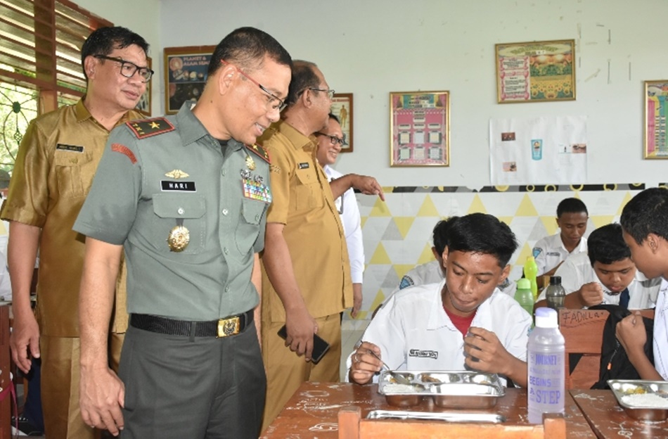Danrem bersama Forokoimda saat meninjau pelaksanaan makanan bergizi gratis (F:Penrem)