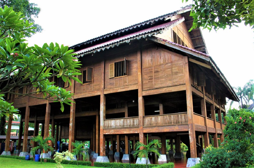 ilustrasi rumah adat banua tada