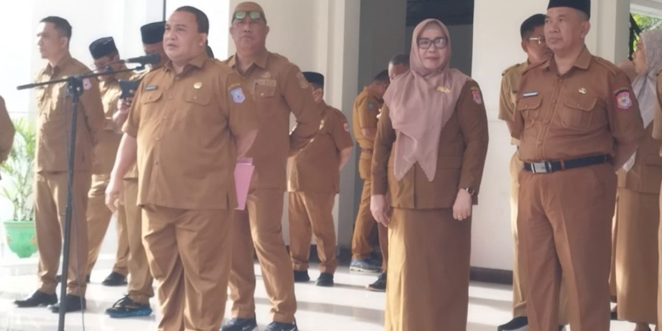 Peluncuran sistem presensi berbasis teknologi ini dipimpin oleh Pj. Sekda Bone Bolango, Reflin Buata, dalam apel kerja di halaman Kantor Bupati Bone Bolango (F:AKP)