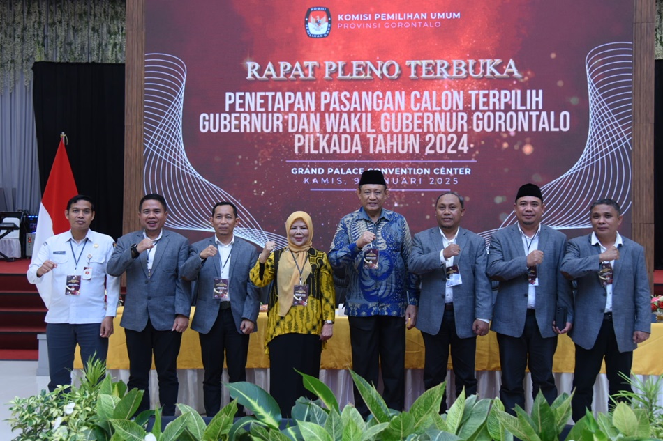 Foto bersama KPU Provinis Gorontalo dengan pasangan Gusnar Ismail -Idah Syaidah Rusli Habibie.(F:humas)
