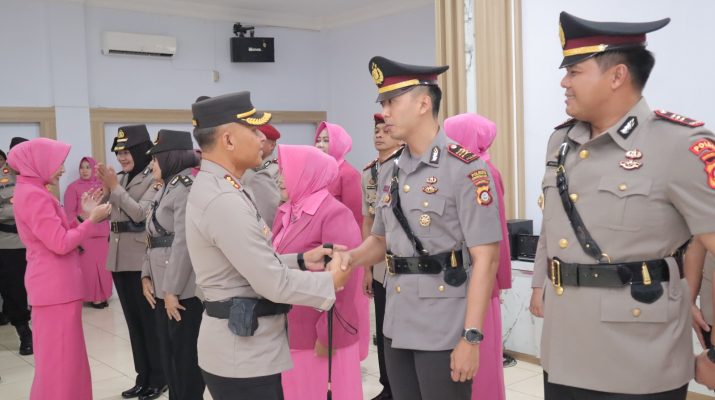 Upacara tersebut ditutup dengan pemberian ucapan selamat kepada pejabat yang baru dilantik.(F:hms-Pol)