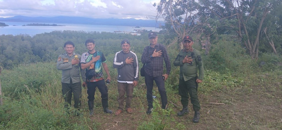 Kepala desa Ibarat Kustiyanto Olii bersama tim KPH Gorut meninjau langsung kawasan hutan mangrove (foto: dok desa)